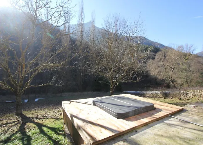 Maison Au Bord De L\'Eau Avec Jacuzzi